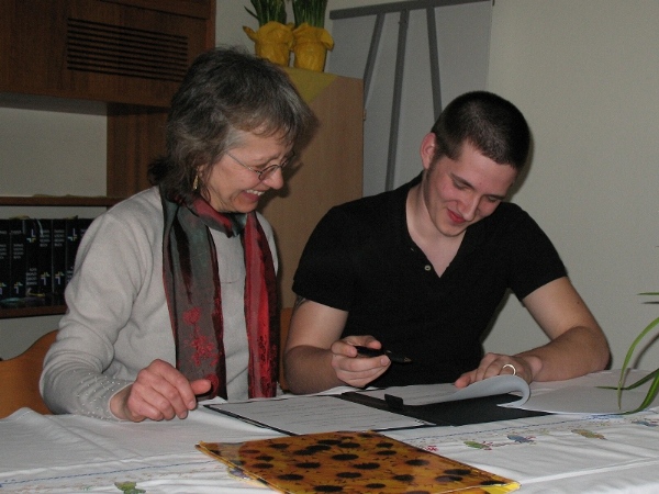 Rosemarie und Michael Mizo bei der Unterzeichnung der Stiftungsurkunde